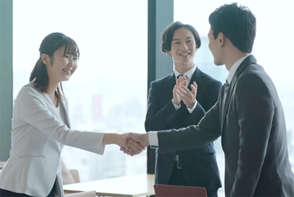 採用支援の合意を象徴するビジネスの握手